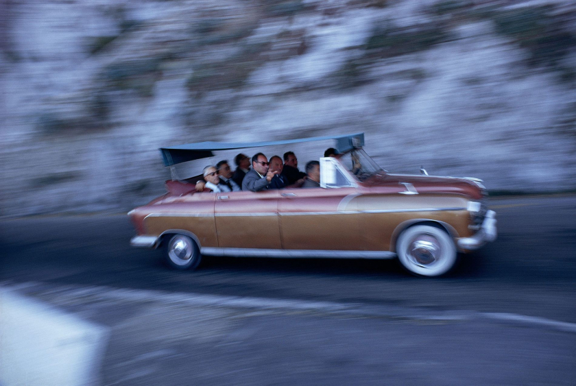 Một nhóm hành khách trên chiếc xe mui trần có mái che, trên đường đến Anacapri (Capri, Ý, 1970) - Ảnh: David Cupp