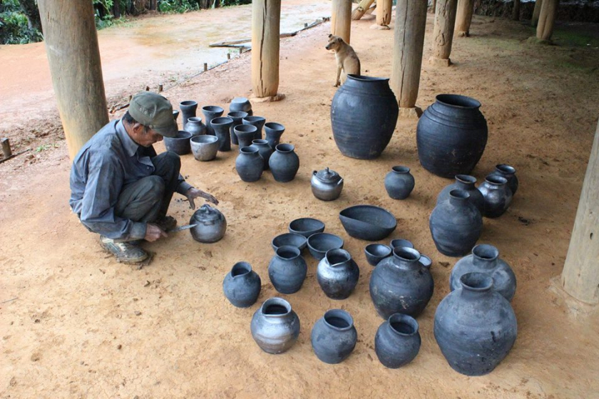 Gốm Mường Chanh có màu đặc trưng là xám đen. Để tạo một sản phẩm gốm cần qua ba công đoạn: chuẩn bị nguyên vật liệu, tạo hình và nung. Đàn ông đảm nhiệm các công đoạn làm đất, tạo hình, trang trí và nung đốt; phụ nữ vận hành bàn xoay.