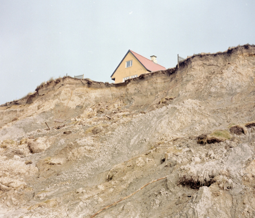 Một ngôi nhà bị bỏ hoang vì nằm trong khu vực bờ biển xói mòn.