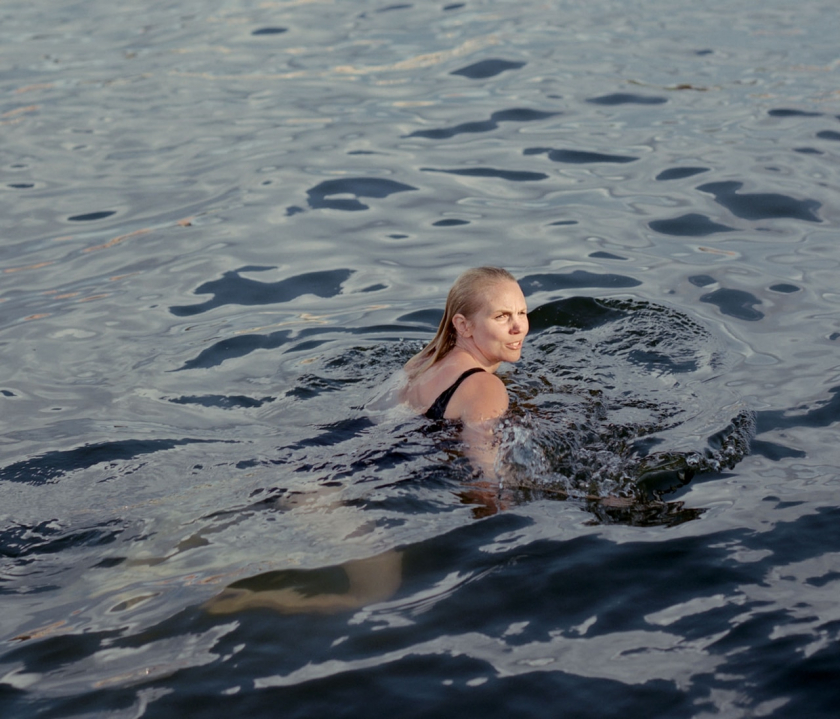 Một vận động viên bơi lội dưới làn nước của bến cảng Copenhagen