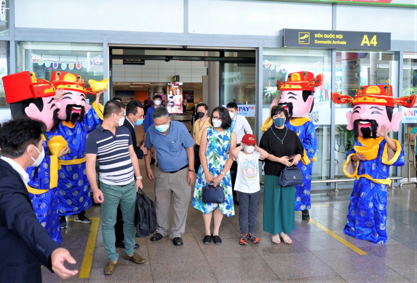Du khách được chào đón tại Cảng hàng không quốc tế Đà Nẵng - Ảnh: Internet