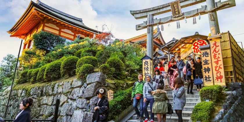Đền thờ Jishu Jinja ở Kyoto là nơi mọi người treo những tấm bùa ema, với đủ lời cầu nguyện từ sức khoẻ, vấn đề đại dịch đến chuyện tình cảm - Ảnh: Coward_Lion, Alamy Stock Photo