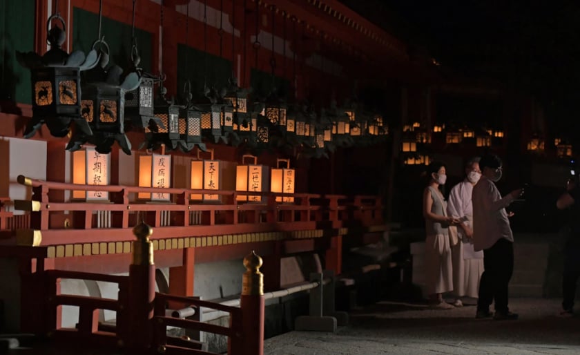 Những chiếc đèn lồng tại đền thờ Kasuga Taisha ở Nara (Nhật Bản) trong lễ hội Chugen Mantoro năm 2020 - Ảnh: The Yomiuri Shimbun, Ap Images