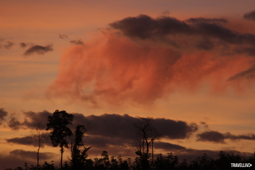 …và ráng mây dần chuyển sang sắc hồng khi mặt trời lặn sâu dần.
