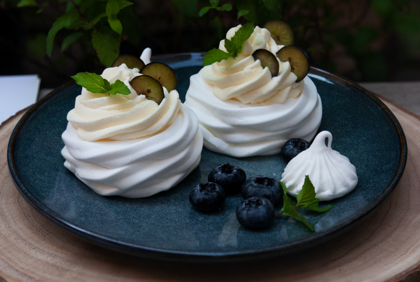 Trước khi ăn, bạn cho mứt trái cây lên chóp, ưu tiên mứt chua nhẹ để hài hoà với vị ngọt của meringue nhé - Ảnh: Eugene Kuznetsov