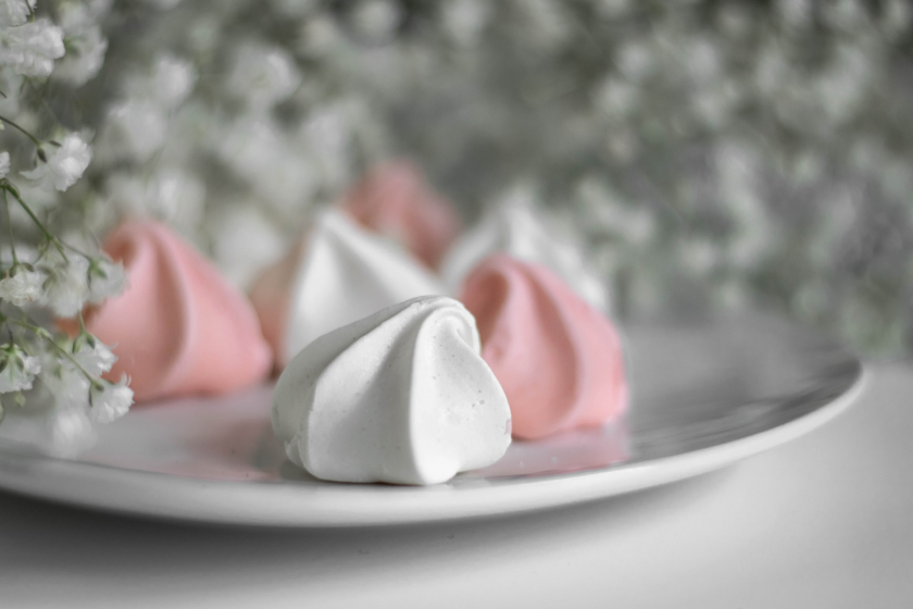 Tạo hình meringue rất điệu và xinh xắn như búp kem - Ảnh: Evangelina Silina