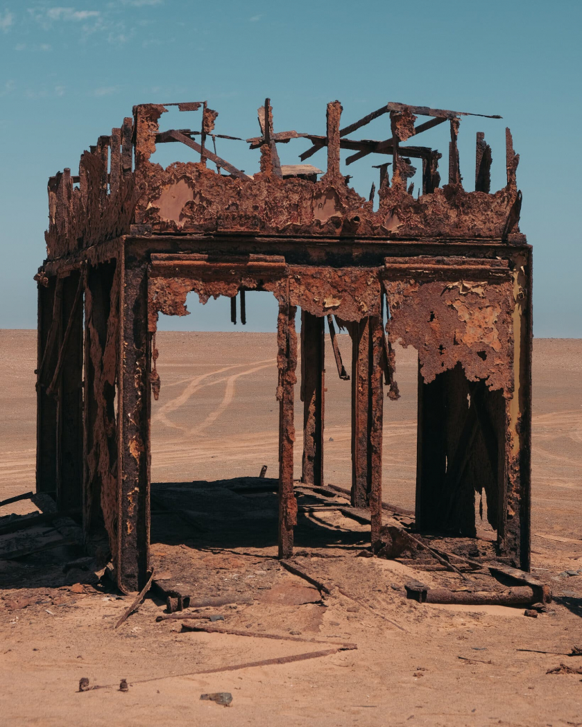 Những tàn tích của một giàn khoan dầu cũ bị muối, cát và không khí biển ăn mòn.