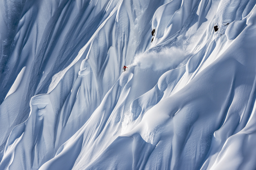 Pally Learmond (Anh) đoạt giải nhất ảnh đơn của Phong cảnh và Phiêu lưu với tác phẩm chụp một vận động viên trượt tuyết mạo hiểm trên vách núi ở Kaines, Alaska (Mỹ). BGK nhận xét rằng 