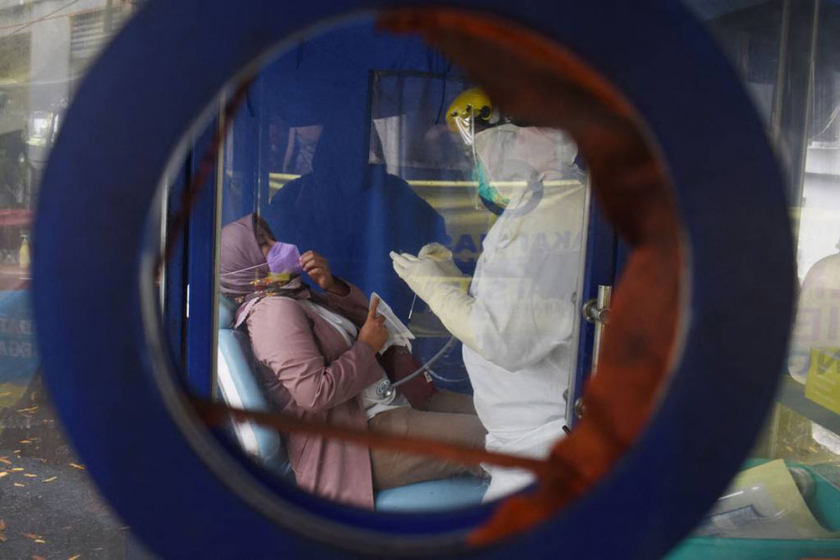 Du khách đã tiêm phòng vaccine vẫn cần test PCR trước khi bay tới Morocco. (Ảnh: AFP)