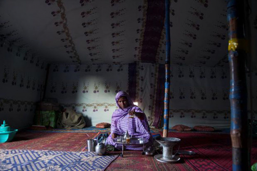 Người phụ nữ Saharawi thực hiện nghi thức trà đạo trong lều của gia đình mình tại khu trại Smara, trên sa mạc Sahara. (Ảnh: Clare Keogh)