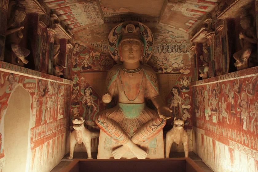 Tượng Phật và bích hoạ được tìm thấy trong quần thể hang đá Mạc Cao - Ảnh: Internet