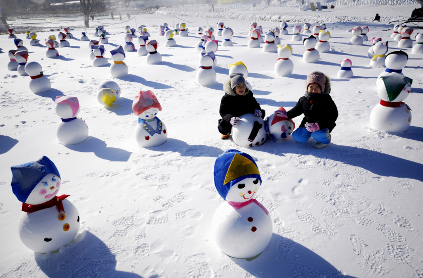 Tháng 2, Hàn Quốc nhộn nhịp với những lễ hội và trò chơi trên băng. Mùa này, truyết trắng phủ khắp nơi, du khách có thể trải nghiệm trekking trên núi tuyết, tham gia Lễ hội tuyết Daegwallyeong hay trải nghiệm hái dâu tây ở Yangpyeong.