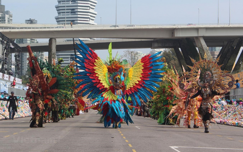 Tháng 2 được xem là tháng lễ hội ở Singapore vì nhiều lễ hội lớn diễn ra trong thời gian này: lễ hội hoa đăng, lễ hội hóa trang đường phố Chingay, Lễ hội Singapore River Hongbao,…