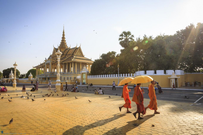 Thời tiết tháng 2 ở Campuchia ít mưa hơn và rất dễ chịu. Đây là thời điểm thích hợp để đi bộ dài tham quan các kiến trúc cổ tại Phnom Penh, khám phá ẩm thực đường phố và con người đất nước này.