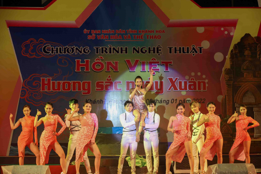 Tiết mục biểu diễn nghệ thuật trong chương trình Hồn Việt - Hương sắc mùa xuân diễn ra đầu năm 2022.