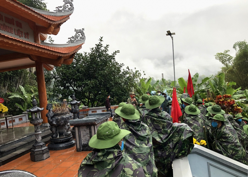 Thắp hương trên Đài tưởng niệm các anh hùng liệt sỹ mặt trận Vị Xuyên trên điểm cao 468.