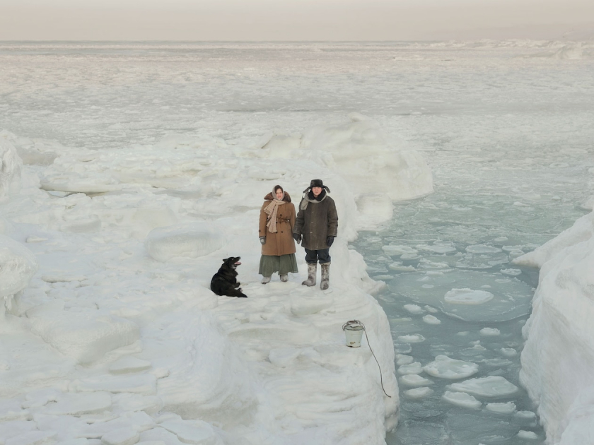 Kostikova và Sivkov, cùng với chú chó Dragon, thu thập các mẫu nước để đo độ mặn của nước biển xung quanh bán đảo Kanin.
