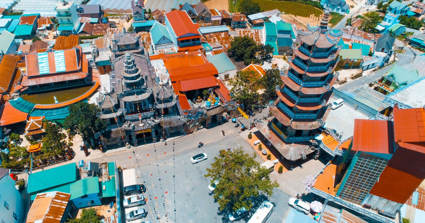 Hàng năm, chùa Ve Chai thu hút hàng nghìn lượt khách hành hương - Ảnh: Internet