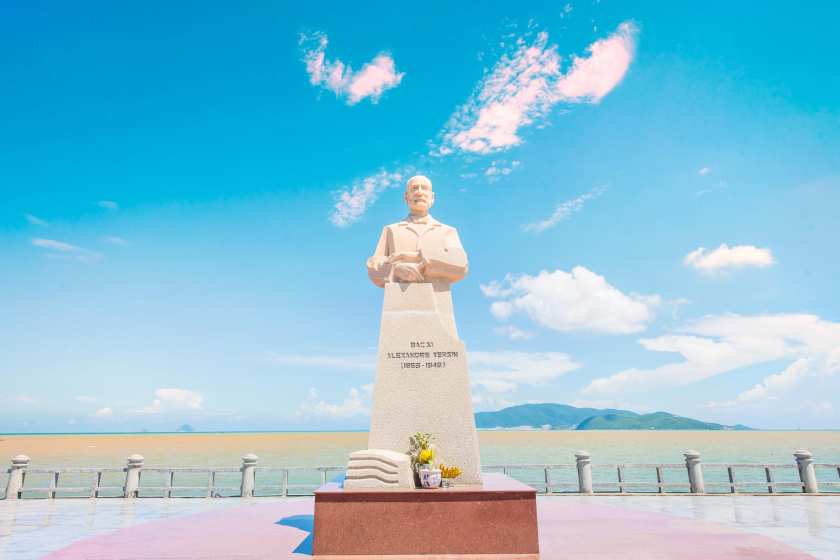 Tượng Alexandre Yersin tại Nha Trang