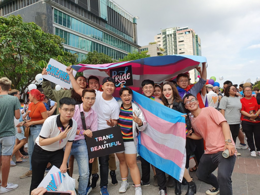 Kayley Whalen (thứ hai từ phải sang) tại sự kiện VietPride 2019 với cộng đồng FTM Vietnam - Ảnh: Blog  Kayley Whalen