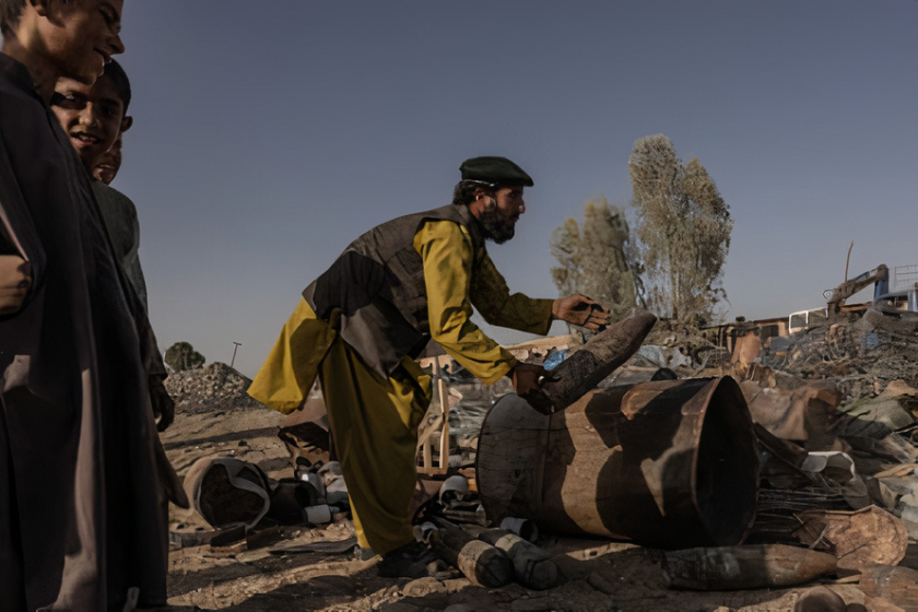 Người dân dọn dẹp các mảnh vỡ sau chiến tranh ở Sanin (tỉnh Helmand).