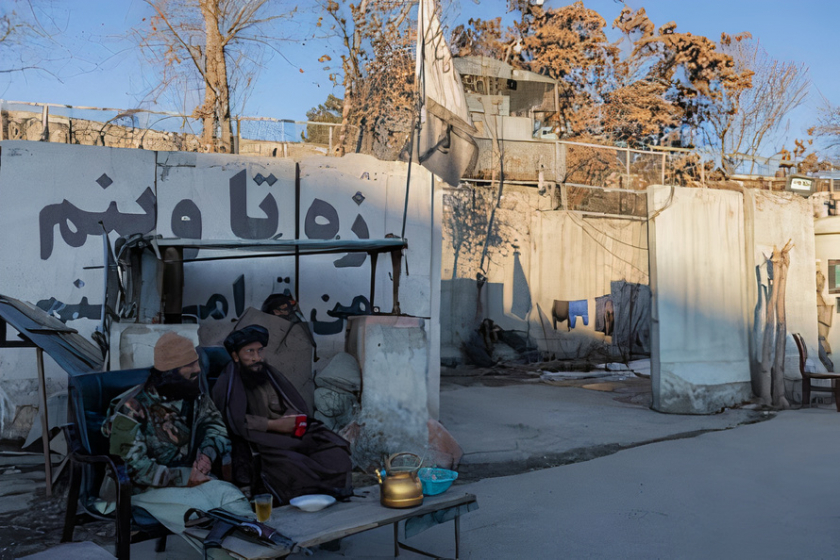 Lính gác Taliban uống trà ở Kabul.