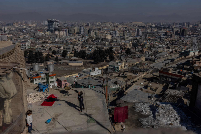 Một cậu bé thả diều trên sân thượng ở Kabul.