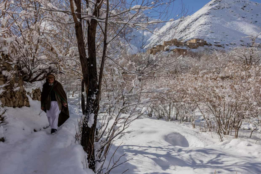 Một người đàn ông đi qua con đường tuyết trắng ở quận Hezarak (tỉnh Panjshir).