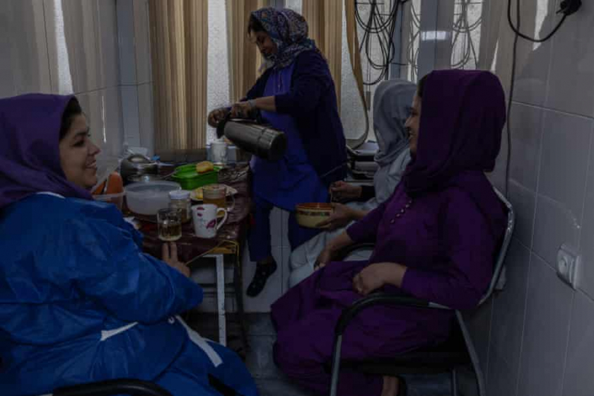 Các y tá và nữ hộ sinh làm việc tại bệnh viện Rabia Balkhi (Kabul) đang ngồi ăn trưa.