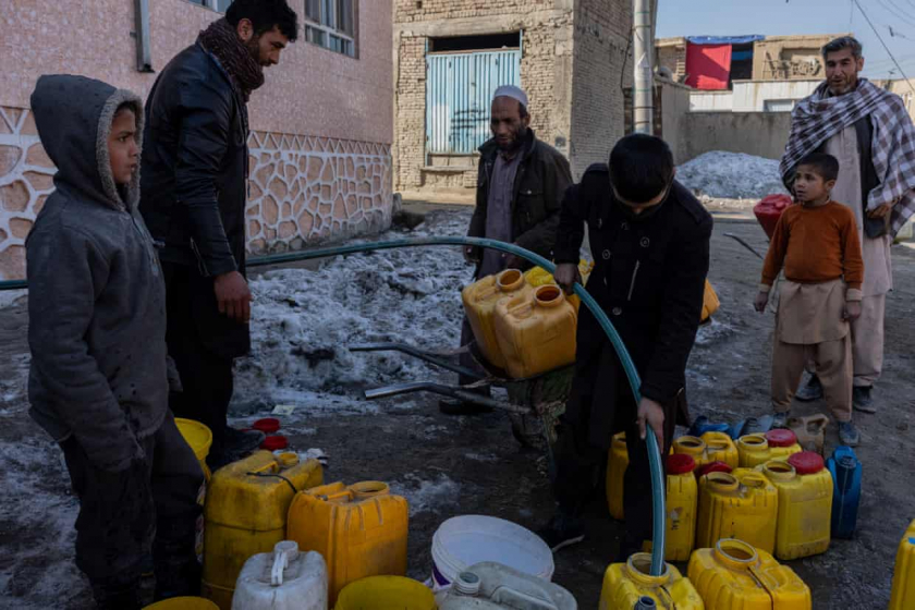 Hầu hết người dân, ngay cả ở thủ đô Kabul, đều không có nước sạch trong nhà để sử dụng. Mọi người đổ nước đầy các thùng chứa để dự trữ khi uống và nấu ăn.