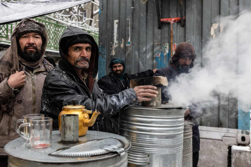 Những người bán trà sưởi ấm tay trong một ngày lạnh giá ở Kabul.