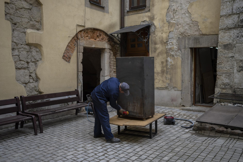 Công nhân xây hộp kim loại để đựng hiện vật của Bảo tàng Andrey Sheptytsky.