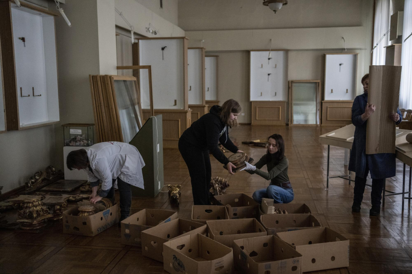 Nhân viên và tình nguyện viên đang cất các tác phẩm Baroque vào hộp carton để chuẩn bị di dời.
