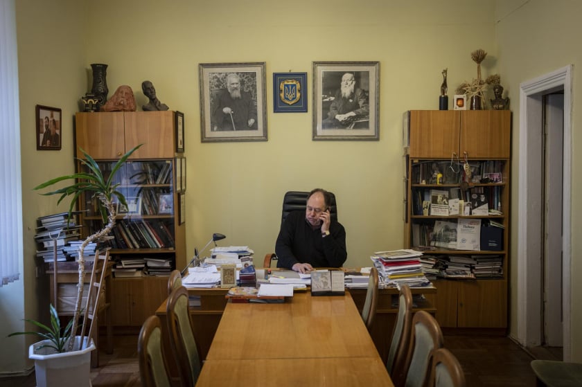 Ihor Kozhan ngồi tại văn phòng trong Bảo tàng Andrey Sheptytsky.