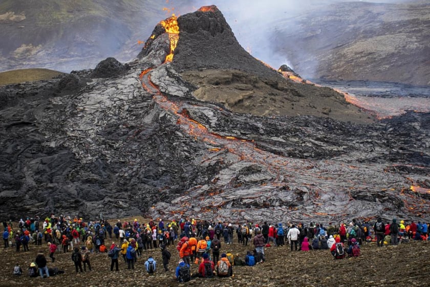 Hàng ngàn du khách chứng kiến núi lửa phun trào ở Iceland. (Ảnh: AFP)
