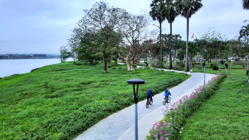 Người dân Huế đạp xe trong công viên bên bờ sông Hương, (Ảnh: © GIZ/Ngọc Ánh)