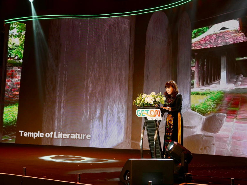 Bà Đặng Hương Giang, Giám đốc Sở Du lịch Hà Nội, phát biểu tại Lễ khai mạc Chương trình.
