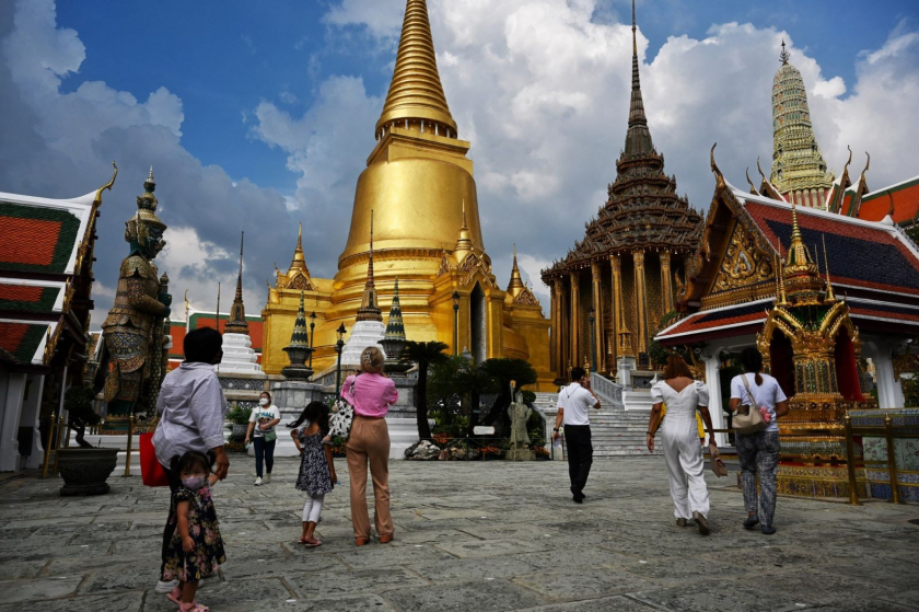 Du khách tham quan Wat Pho ở Bangkok - Ảnh: AFP