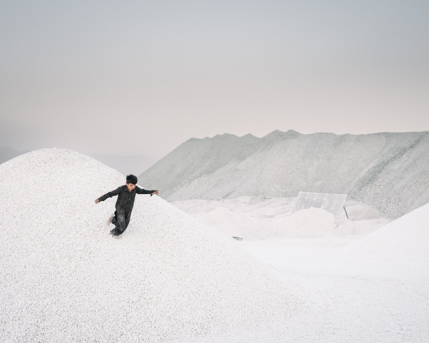 Một cậu bé chơi bên ngoài mỏ magnesit (một khoáng chất được sử dụng trong sản xuất thép và luyện kim) ở thành phố Zahedan, rìa sa mạc Lut.