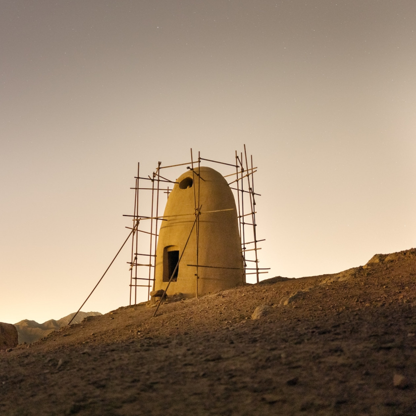 Ngọn tháp Câm lặng, một kiến trúc nằm ở rìa thành phố Yazd, được xây dựng để thiên táng theo phong tục của người Zoroastrian. Tập tục này đã bị cấm trong hơn 50 năm qua.