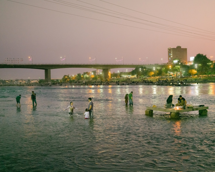 Mọi người vui chơi giải nhiệt trong một đêm mùa hè, dọc theo sông Dez ở thành phố Dezful.