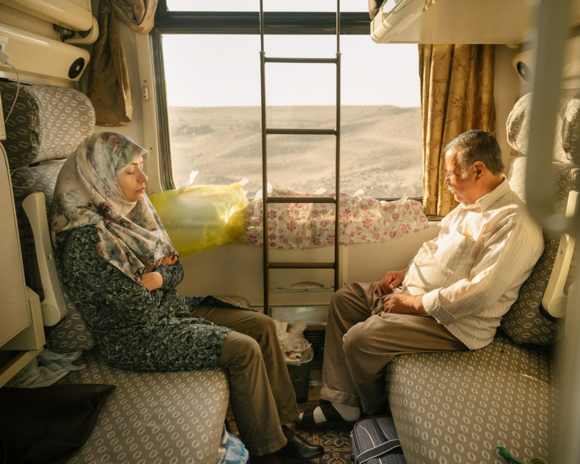Du khách trên chuyến tàu đêm từ Yazd đi về phía đông nam, qua sa mạc, đến Zahedan (Iran).