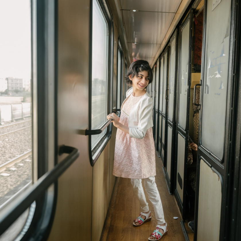 Một cô gái đi chuyến tàu đêm từ Dorud đến Tehran trên tuyến tàu hoả xuyên Iran.