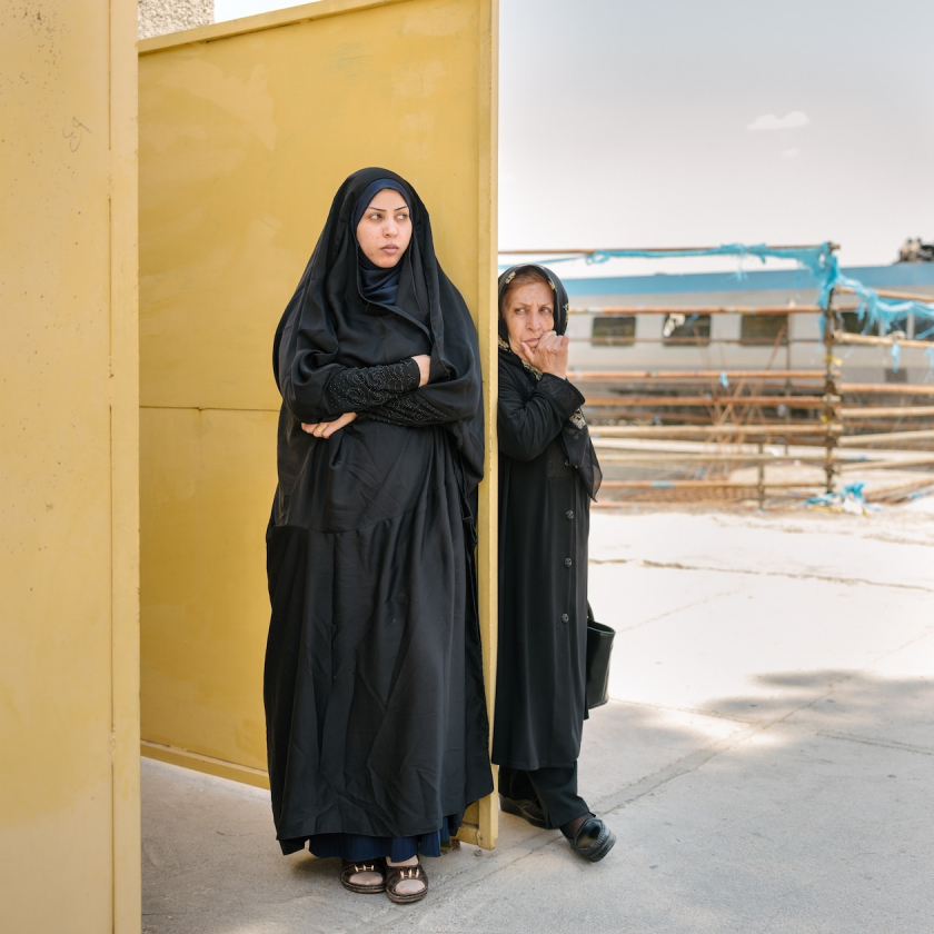 Hai người phụ nữ đứng đợi trên sân ga khi chuyến tàu kéo dài 8 giờ từ phía đông Tehran đến thánh địa Mashhad dừng lại để cầu nguyện.