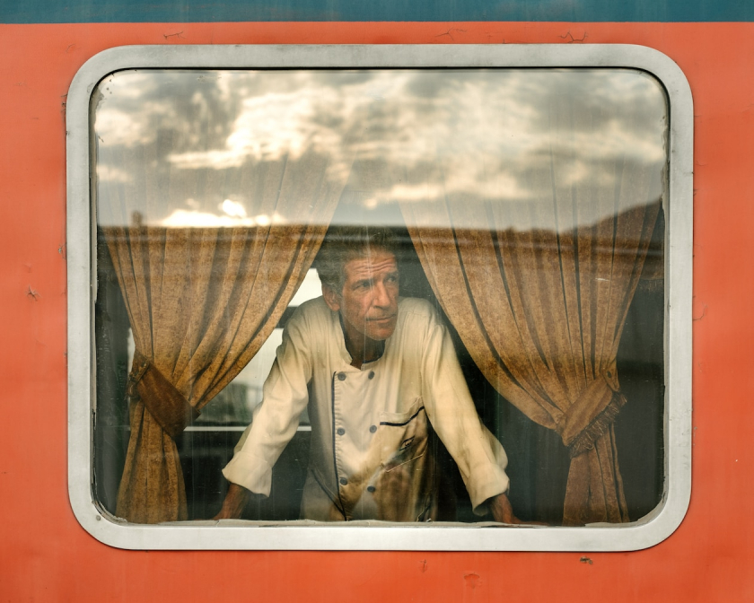 Một người đàn ông nhìn qua cửa sổ khi tàu dừng ở Dorud, miền tây Iran.