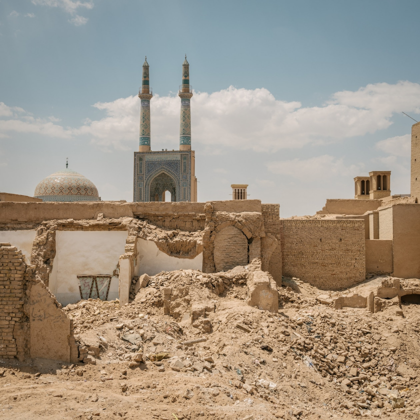 Mặt trời chiếu sáng thành phố cổ Yazd, trên những toà nhà đổ nát. Đằng sau là Nhà thờ Hồi giáo Masjed-e Jameh - hình ảnh được in trên tờ tiền 200 rial của Iran.