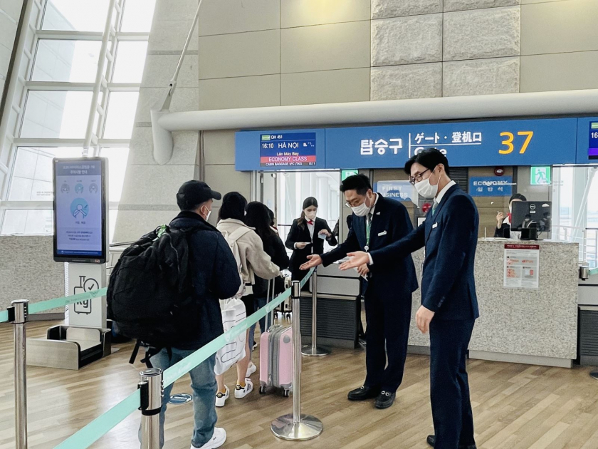 Hành khách làm thủ tục lên chuyến bay của Bamboo Airways chuyến Hàn Quốc - Việt Nam tại sân bay Incheon - Ảnh: Internet