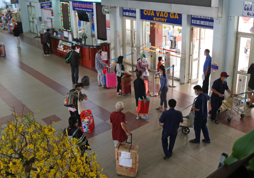 Hành khách chờ lên tàu SE22 tại ga Sài Gòn - Ảnh: Gia Minh.