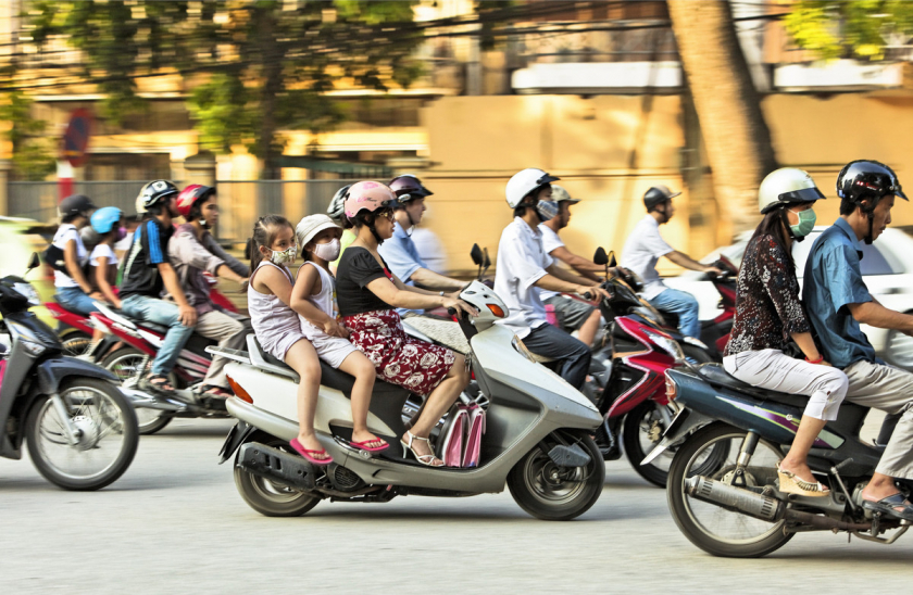 Người dân di chuyển bằng xe máy trên địa bàn thành phố Hà Nội - Ảnh: Internet
