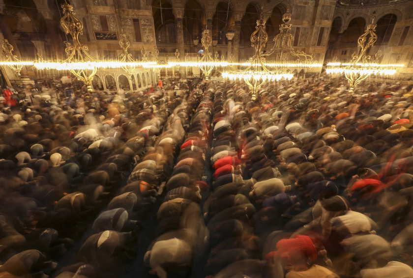 Istanbul, Thổ Nhĩ Kỳ. Các tín đồ Hồi giáo tham dự lễ cầu nguyện Tarawih trong đêm đầu tiên của tháng lễ Ramadan, tại nhà thờ Hồi giáo Hagia Sophia, thứ Sáu ngày 1/4/2022 - Ảnh: Emrah Gurel/AP